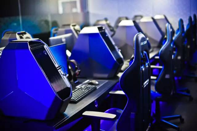  电竞联名款发布，潮流文化深度融合