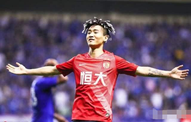  中场核心远射世界波，助球队登顶榜首