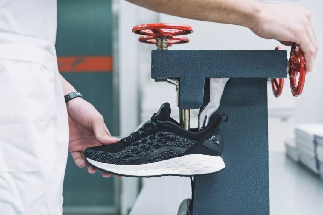 网球鞋科技突破,减震凝胶与轻量化完美结合