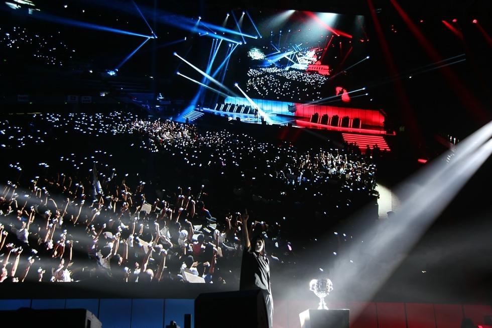  电竞场馆座无虚席，粉丝热情点燃赛场氛围  